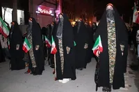 حضور نمادین دختران قروه کردستان با پوشش نظامی در تجمع شبانه+ تصاویر