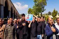 آخرین آغوش مادر با کودک ۳ ساله شهیدش