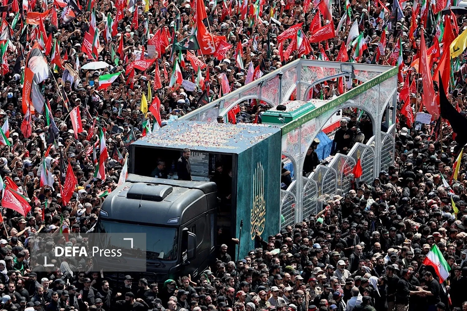بدرقه حماسی رهبر شهید انقلاب در تهران