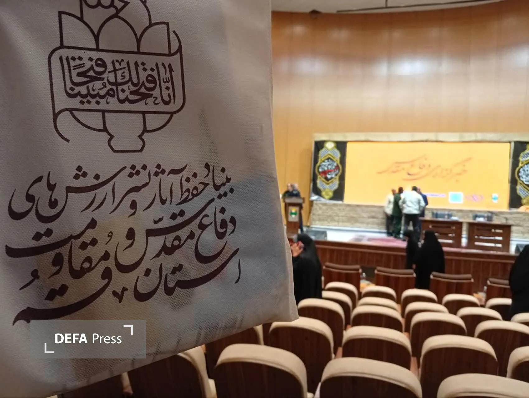 تصاویر/ آیین رونمایی از دو کتاب و تقدیر از خبرنگاران دفاع مقدس در استان قم - ۲