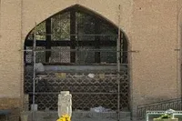 مشبک آجری آسیب‌دیده ورودی چهلستون در جنگ تحمیلی سوم مرمت شد