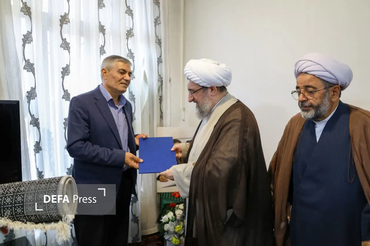 نماینده ولی فقیه در آذربایجان شرقی با خانواده «شهید علی یگانه» در ملکان دیدار کرد