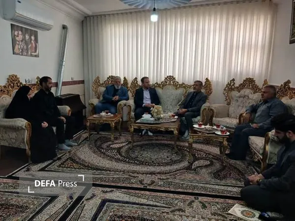 به گزارش دفاع‌پرس از البرز، امیرحسین دانش‌کهن مدیرکل بنیاد شهید و امور ایثارگران استان البرز به همراه جمعی از مسئولان و خادمان شهدا با خانواده‌های شهدای حملات رژیم صهیونیستی و آمریکا در «جنگ رمضان» دیدار کردند.
