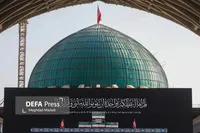 آیت‌الله سبحانی بر پیکر مطهر رهبر شهید انقلاب اقامه نماز می‌کند