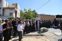 اقامه نماز بر پیکر مادر شهیدان «چنگیزی» در همدان + تصاویر