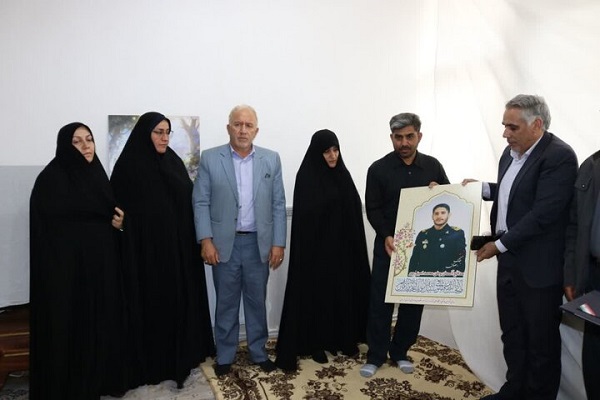 مسئولان لرستان با خانواده شهید «محمد امینی پور» دیدار کردند مسئولان لرستان با خانواده شهید «محمد امینی پور» دیدار کردند