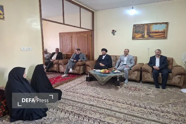 معاون رئیس قوه قضائیه با خانواده شهید محمدرضا خسروآبادی دیدار کرد