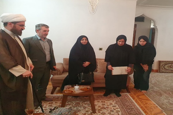 دیدار مسئول حوزه نمایندگی ولی‌فقیه در بنیاد شهید همدان با خانواده شهدای جنگ رمضان در اسدآباد + تصاویر