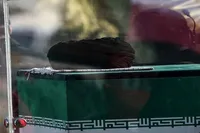 اقامه نماز بر پیکر مطهر رهبر شهید در صحن پیامبر اعظم (ص)