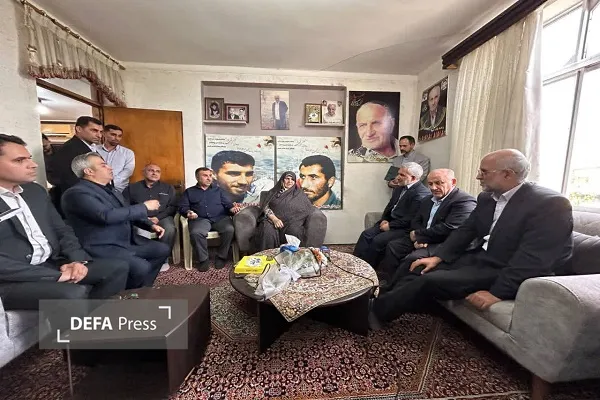 دیدار معاون راهبردی و امور مجلس رئیس‌جمهور با خانواده شهیدان خنکدار+ تصاویر