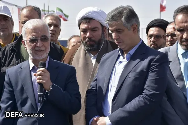 ادای احترام وزیر کشور به مقام شامخ شهدای گمنام شهر صنعتی کاوه