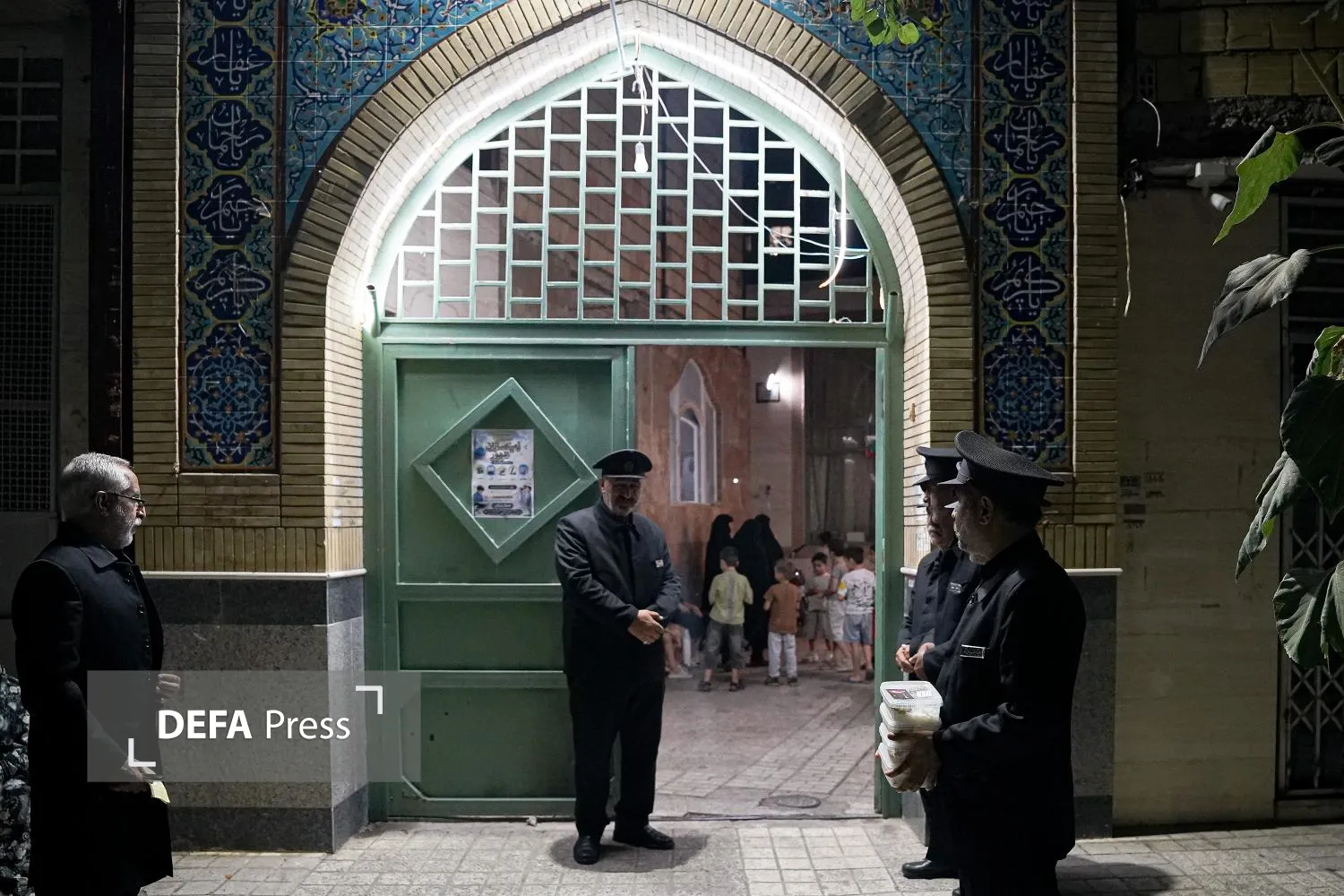 تصاویر/ توزیع ۲۰ هزار پرس غذای متبرک به یاد رهبر شهید انقلاب
