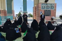 روایتگری مسئولان دفاتر حفظ آثار قزوین و بوئین‌زهرا در جمع خواهران و همسران بسیجی شهید در تپه نورالشهدا