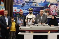 تجلیل از خانواده شهدا و بازمانده ناوشکن دنا در جشنواره رسانه و نشریات دانشجویی