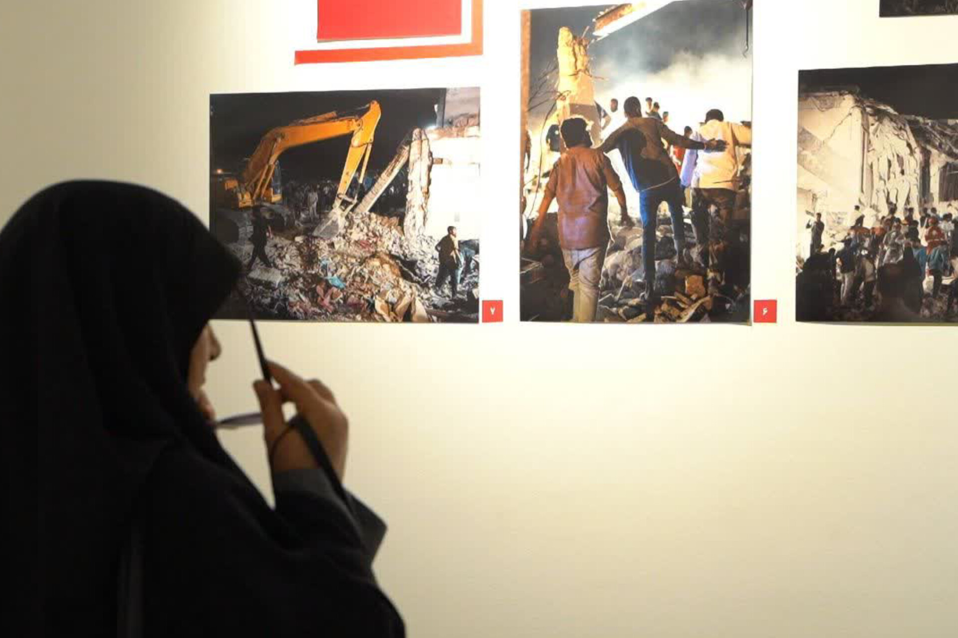 افتتاح نمایشگاه عکس و چیدمان «۱۱:۲۲» در هرمزگان؛ روایت هنری از مظلومیت شهدای دانش‌آموز میناب