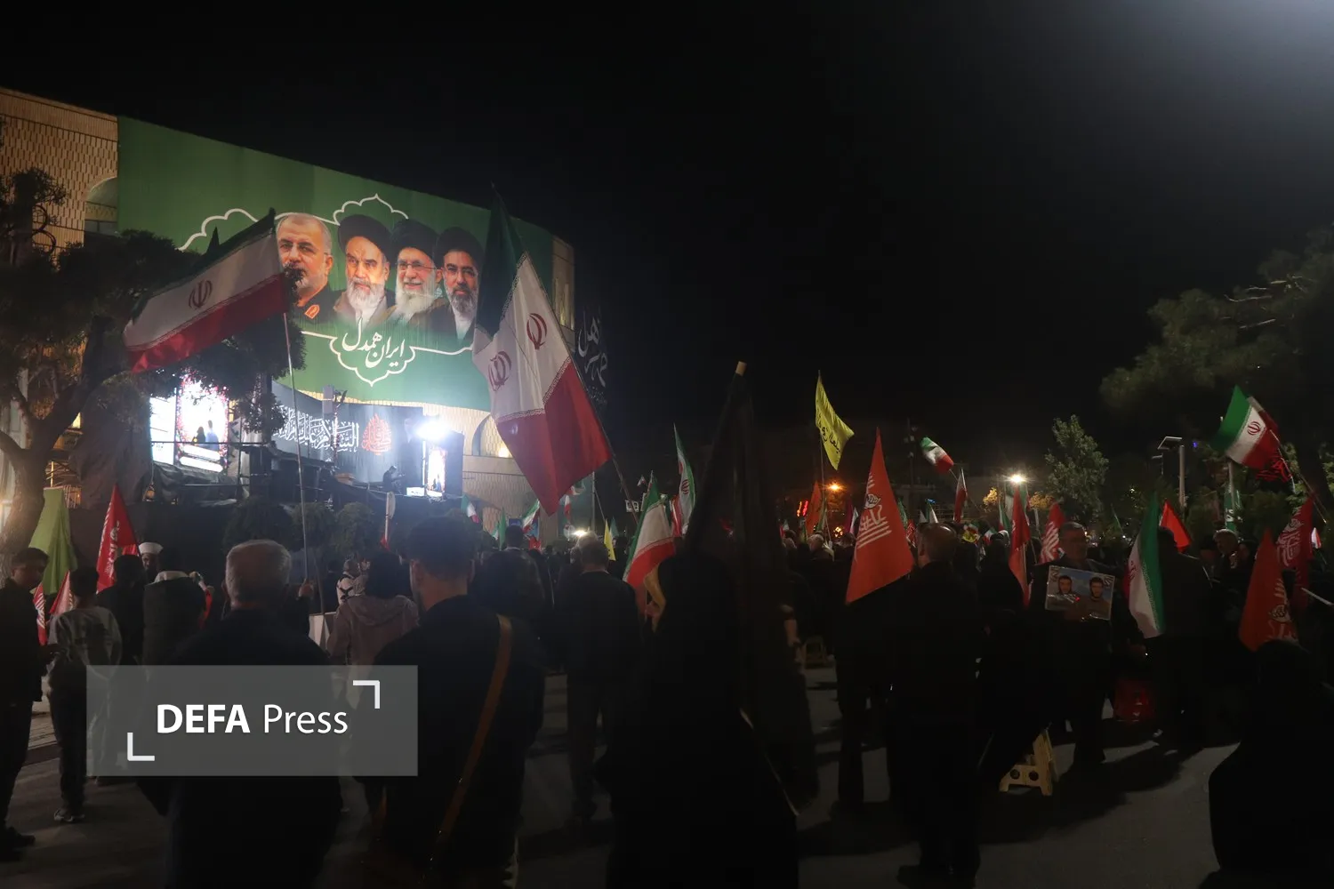 تصاویر/ طنین فریاد هیهات منا الذلة در شب‌هنگام میدان شهدای شهر مهد امامزادگان و لاله ها