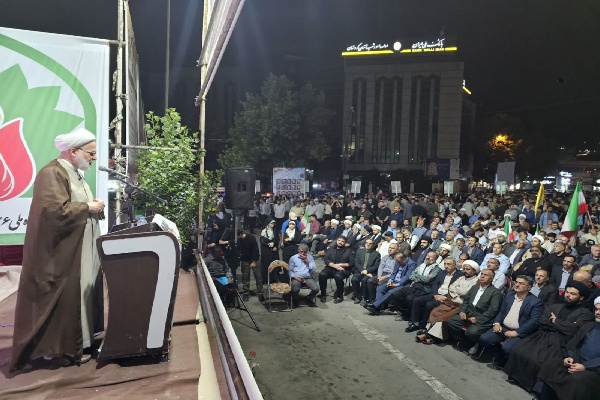 ملت ایران در جنگ تحمیلی اخیر با حفظ انسجام و تبعیت از رهبری پیروز میدان شد ملت ایران در جنگ تحمیلی اخیر با حفظ انسجام و تبعیت از رهبری پیروز میدان شد