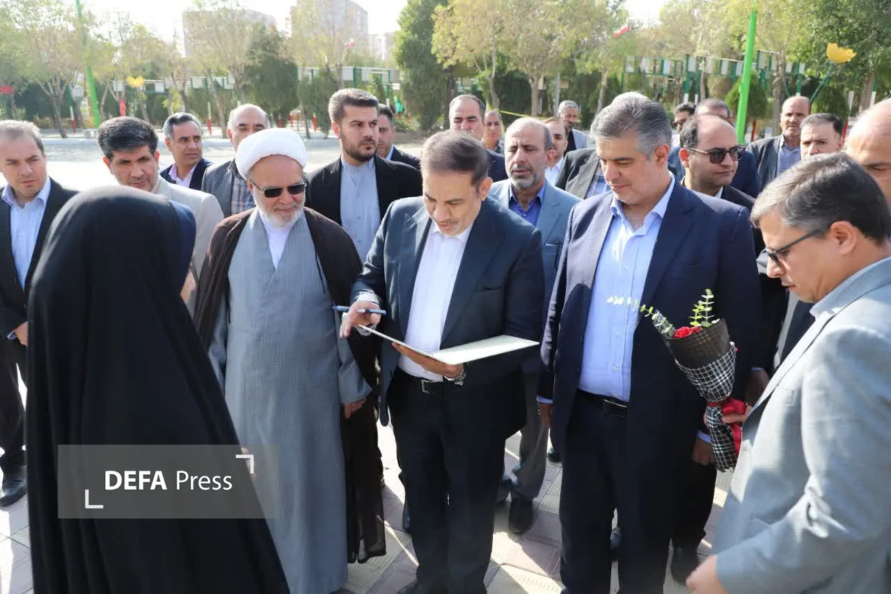 تصاویر/ ادای احترام رئیس سازمان بازرسی کل کشور به مقام شامخ شهدای کلانشهر اراک
