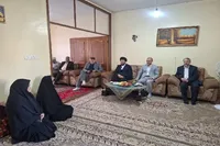 معاون رئیس قوه قضائیه با خانواده شهید محمدرضا خسروآبادی دیدار کرد