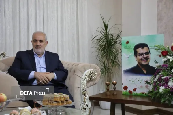 دیدار وزیر نیرو با خانواده شهدا