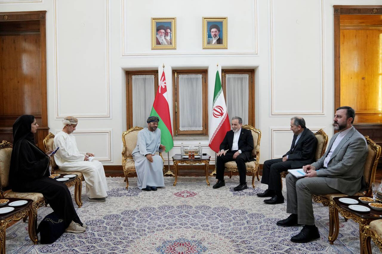 عراقجي يستقبل نظيره العُماني في طهران
