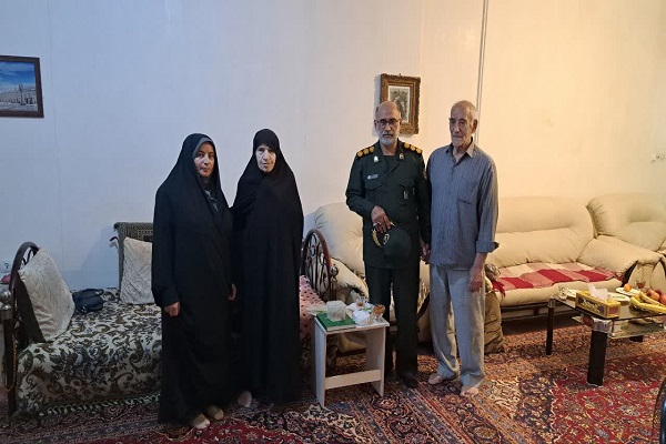 دیدار مسئولان لرستانی با بانوی پیشکسوت دفاع مقدس+ عکس