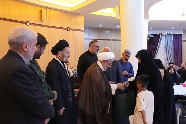 آیین تجلیل از خانوادههای معظم شهدا در لرستان+ تصاویر آیین تجلیل از خانوادههای معظم شهدا در لرستان+ تصاویر