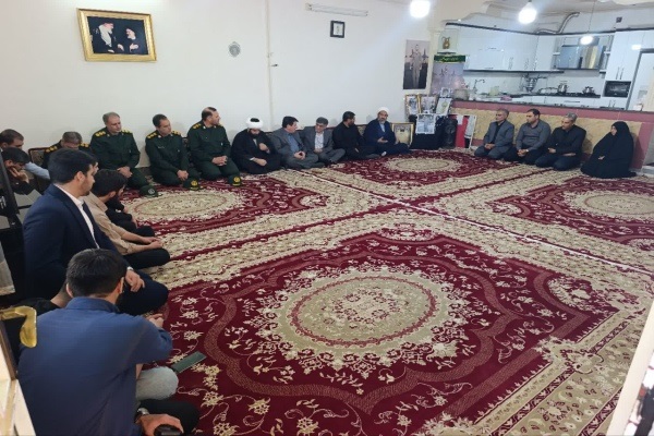 دیدار فرمانده سپاه لرستان با خانواده سرگرد خلبان شهید «محمد بیاتی پیردوستی»