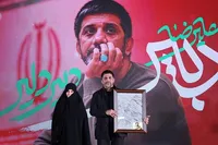 فانوس جشنواره عمار و جایزه خانواده شهدا به «علیرضا دبیر» اهدا شد/ مرضیه هاشمی: عمار صدای مردم معمولی است