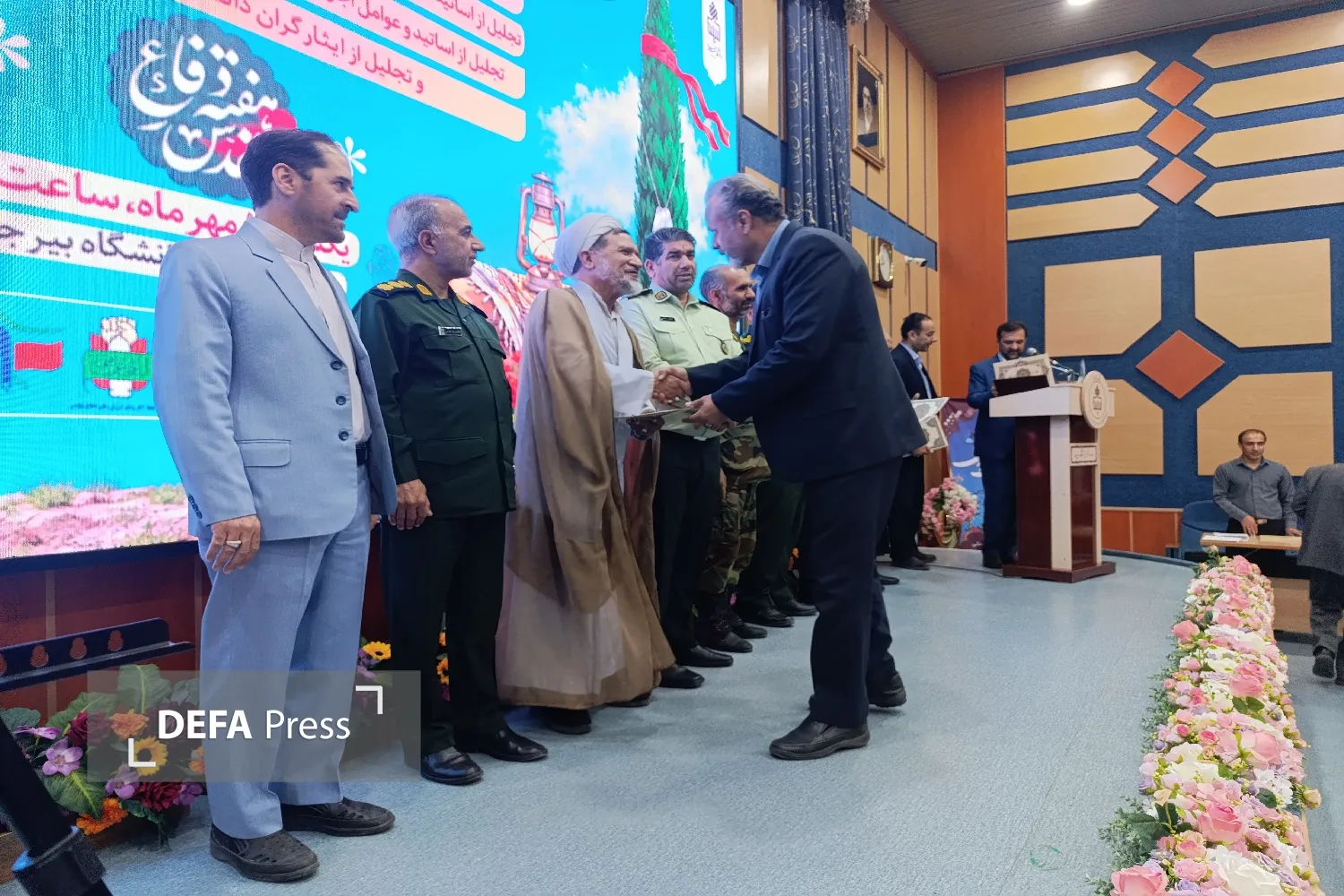 تصاویر/ رونمایی از کتاب‌های پژوهشی در حوزه دفاع مقدس و تجلیل از ایثارگران دانشگاه بیرجند