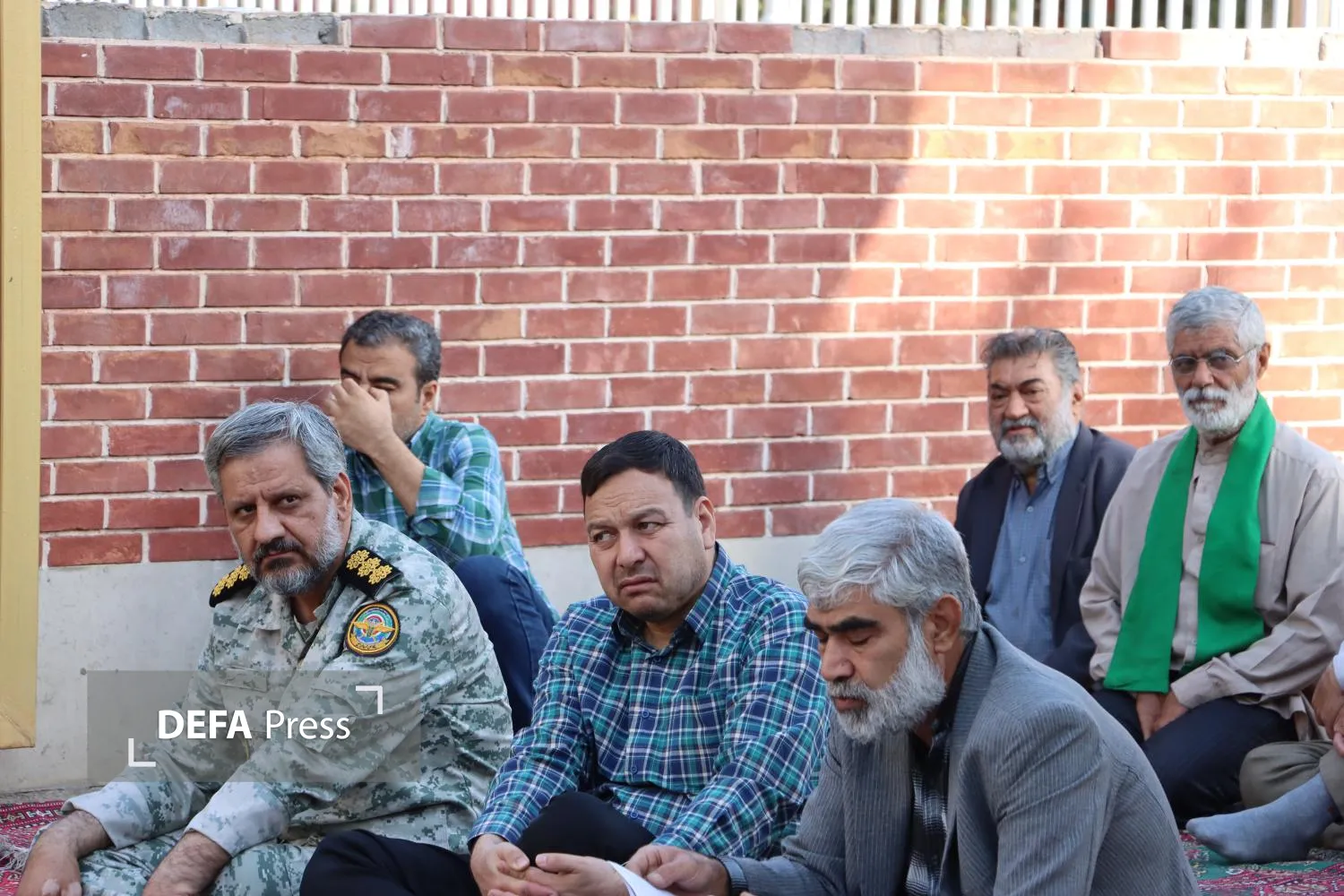 تصاویر/ ادای احترام کارکنان اداره‌کل حفظ آثار ونشر ارزش‌های دفاع مقدس ومقاومت خراسان رضوی به مقام شهید گمنام
