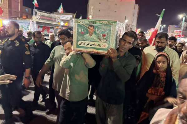تشییع و خاکسپاری شهید زید ماهی گیر در جزیره لارک تشییع و خاکسپاری شهید زید ماهی گیر در جزیره لارک