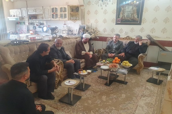 دیدار مسئول حوزه نمایندگی ولی‌فقیه در بنیاد شهید همدان با خانواده شهدای جنگ رمضان در اسدآباد + تصاویر
