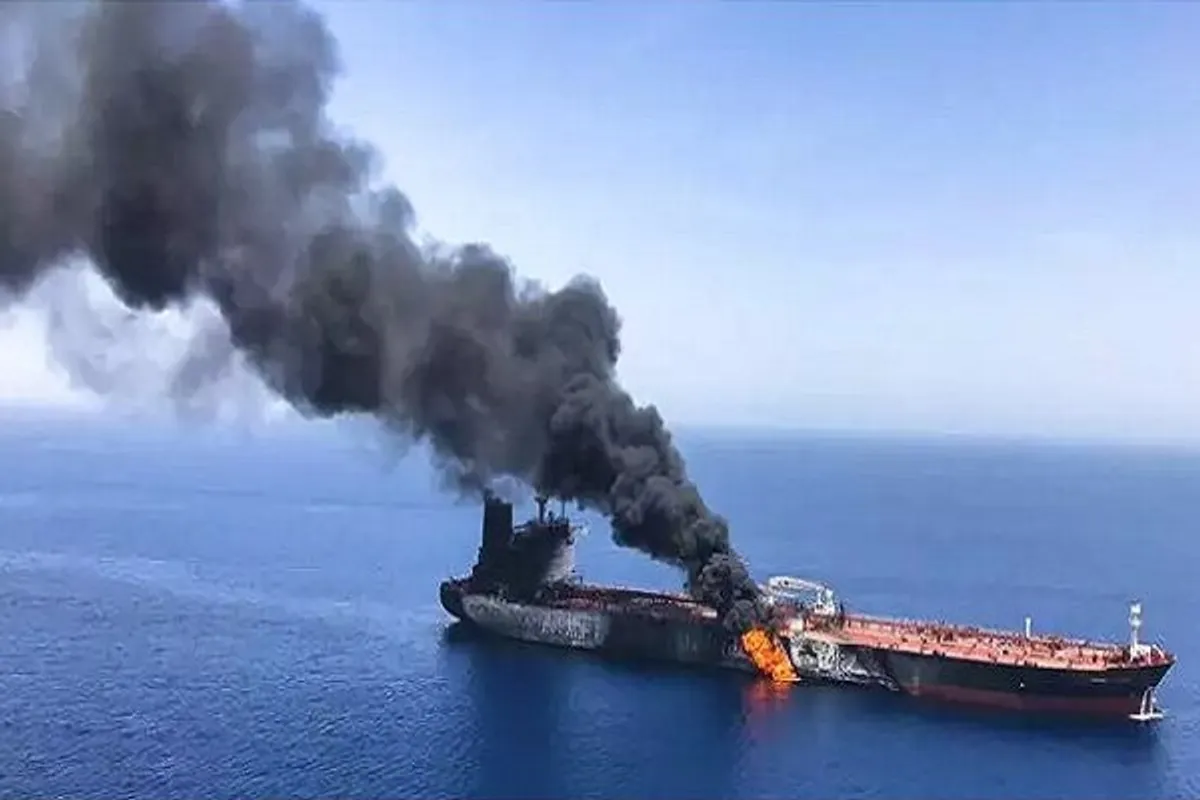 Столкновение второго супертанкера с морской миной в Ормузском проливе