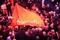 اهتزاز پرچم متبرک حرم حضرت ابوالفضل(ع) در حسینیه آقا سید جمال قزوین