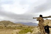 حضور میدانی امام جمعه اهواز با سلاح دوش‌پرتاب برای شکار هواگرد‌های متخاصم