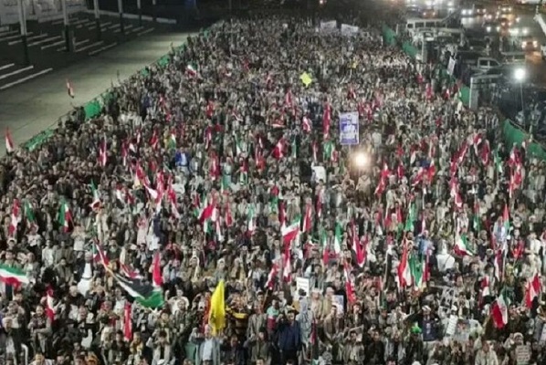 تظاهرات شبانه در صنعا برای قدردانی از ایران و حمایت از بیانیه نیروهای مسلح یمن