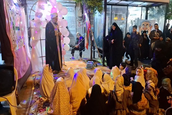 جشن بندگی در خیابان‌های نکا؛ ابتکار خلاقانه دبستان غیردولتی مأوا در شب میلاد امام مهربانی‌ها+ تصاویر