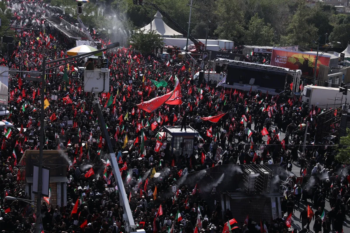وداع ملايين المحبّين المخلصين بالقائد الشهيد + فيديو وصور وداع ملايين المحبّين المخلصين بالقائد الشهيد + فيديو وصور