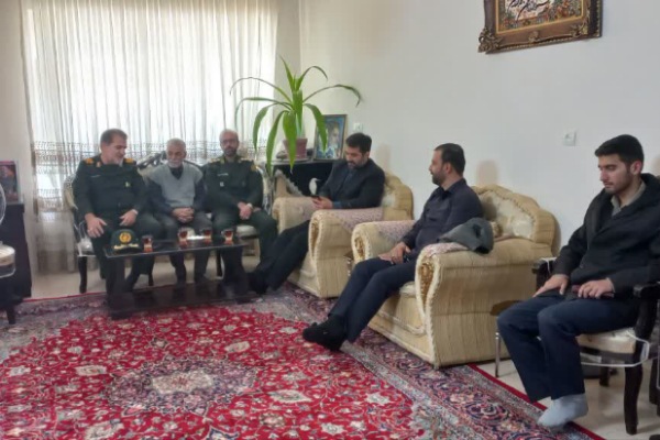 دیدار مدیرکل حفظ آثار و نشر ارزشهای دفاع مقدس همدان با خانواده شهید «ناصر امدادیفرد» دیدار مدیرکل حفظ آثار و نشر ارزشهای دفاع مقدس همدان با خانواده شهید «ناصر امدادیفرد»