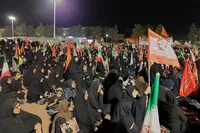 شامگاه بغض و پرچم‌های سرخ؛ فریاد خونخواهی رهبر شهید در میدان+ فیلم