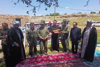 تکریم فرمانده هوانیروز آجا از خانواده شهدای جنگ رمضان در خوزستان