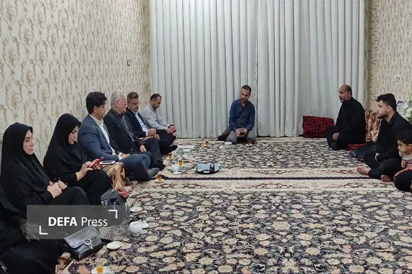 دیدار با خانواده شهید در اهواز دیدار با خانواده شهید در اهواز