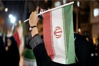 انعکاس اقتدار ایران اسلامی در زیر باران در خیابان‌های بیجار کردستان