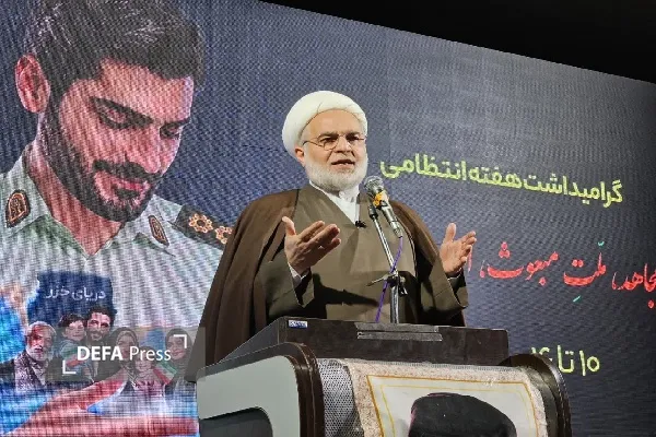 نخبگان نباید در برابر ظلم و تهدید دشمن دچار انفعال شوند