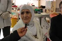 فیلم/ پیرزن کردستانی تمام دارایی‌اش را برای سلامت مردم شهرش اهدا کرد