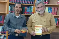 اهداء ۳ عنوان کتاب حوزه دفاع مقدس به کتابخانه عمومی آبادان