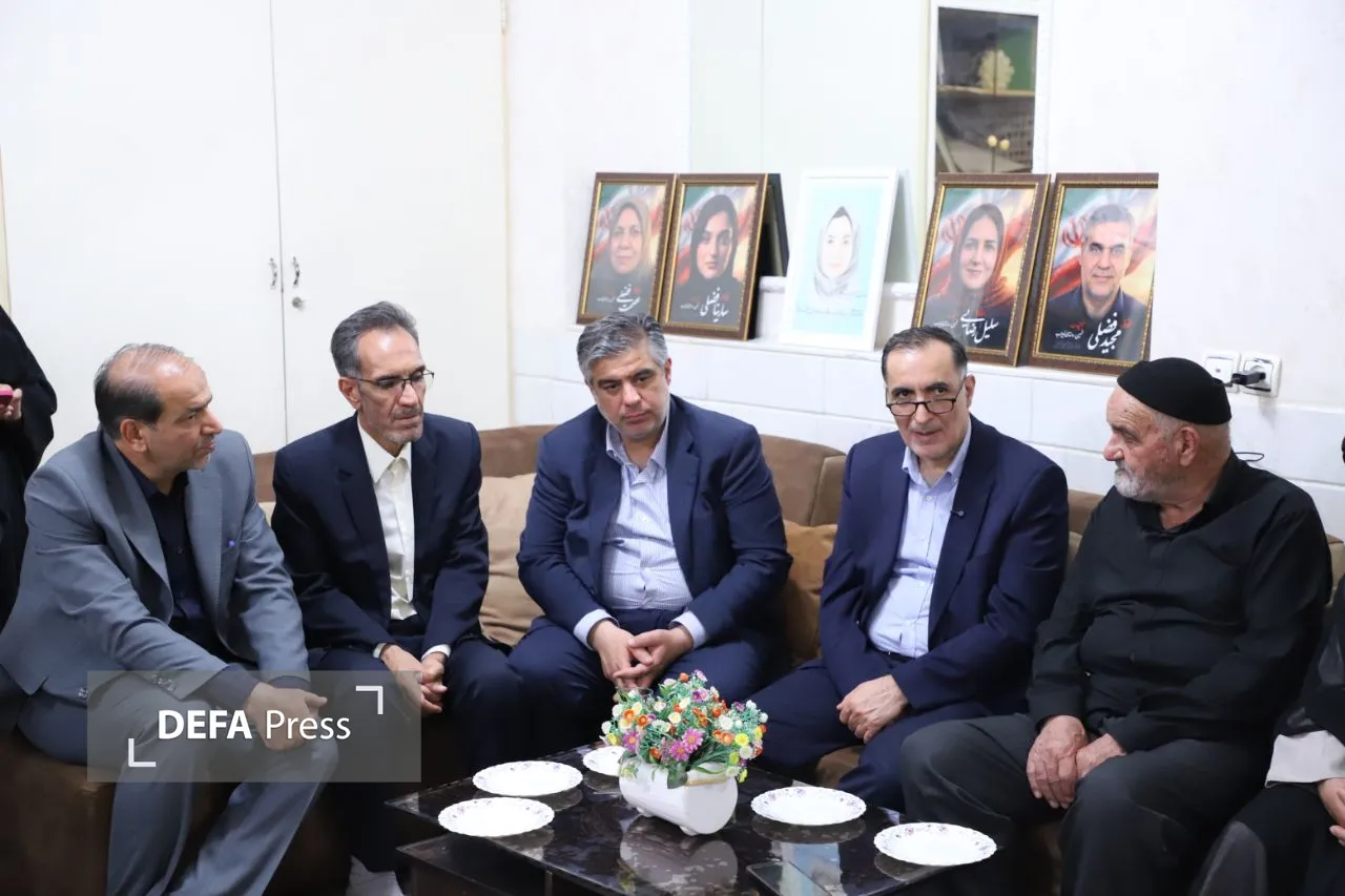تصاویر/ دیدار معاون رئیس جمهور با خانواده شهیدان فضلی در خمین