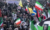 فیلم/ راهپیمایان ۲۲ بهمن: پای انقلاب ایستاده‌ایم/ زیر بار مذاکره غیرشرافتمدانه نمی‌رویم