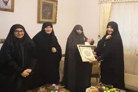 دیدار مشاور وزیر و جمعی از بانوان مسئول گیلانی با همسر شهید «صادق زرین»